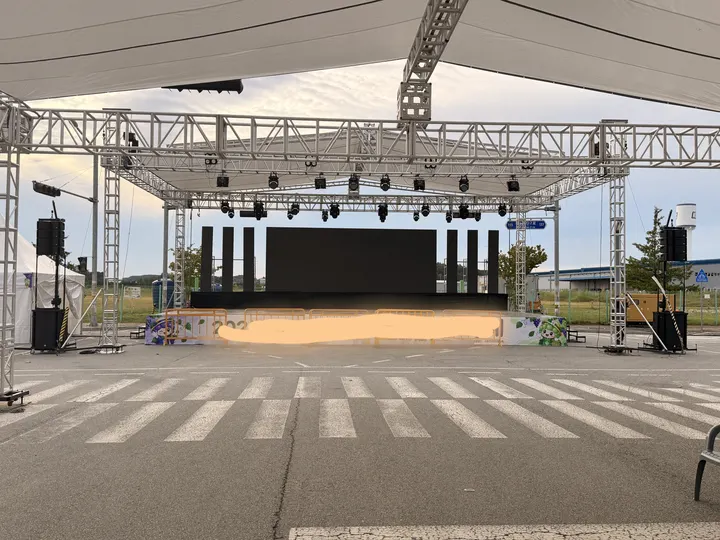 트러스 무대와 조명 설치